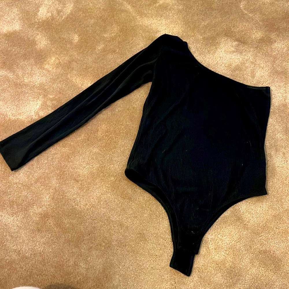 Black one-shoulder long sleeve bodysuit